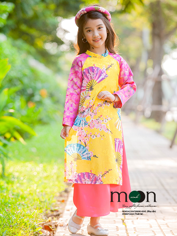 Áo dài là kiểu trang phục truyền thống của Việt Nam, với những mẫu áo dài thiết kế đặc biệt cho mùa hè sẽ giúp cho bé yêu của bạn thật sự nổi bật và trở thành một cô bé duyên dáng và đáng yêu. Hãy cùng xem qua các thiết kế áo dài thiên về mùa hè nhé.